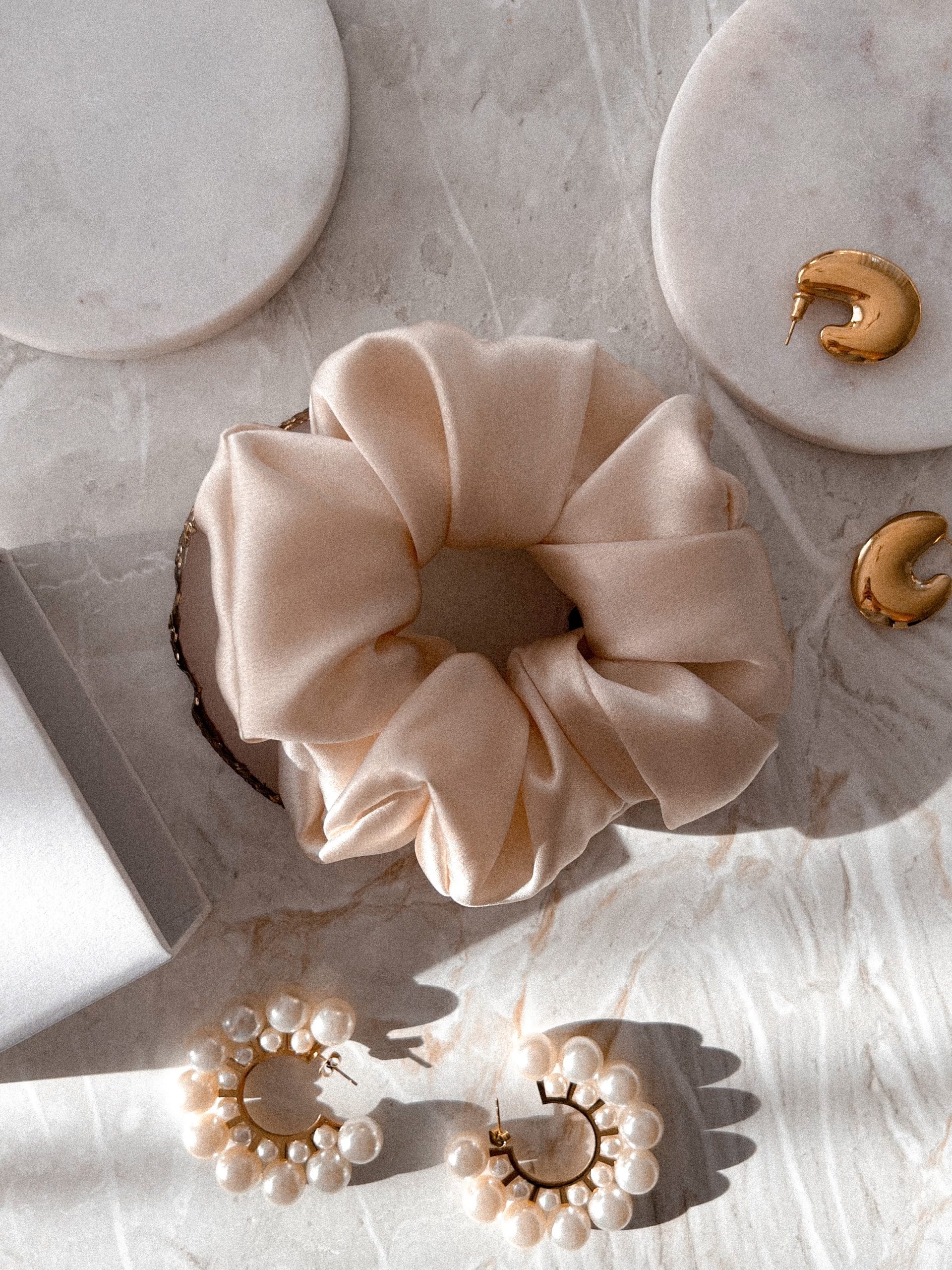 ''Kiss Me, Goodbye'' svileni Scrunchie - slika 2